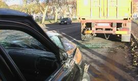 Minijos gatvėje "Audi" trenkėsi į vilkiką