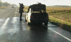 Kelyje Palanga-Klaipėda sudegė retas "Mercedes-Benz"