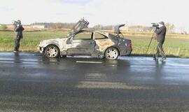 Kelyje Palanga-Klaipėda sudegė retas "Mercedes-Benz"