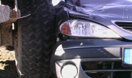 Netoli Priekulės - traktoriaus ir "Renault" avarija