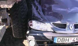 Netoli Priekulės - traktoriaus ir "Renault" avarija