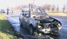 Kelyje Palanga-Klaipėda sudegė retas "Mercedes-Benz"