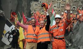 Šveicarijoje baigtas tiesti ilgiausias pasaulyje tunelis