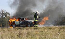 Kelyje Rietavas-Plungė sudegė automobilis