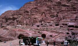 Raudonoji dykumų rožė Petra: stebuklai uolose