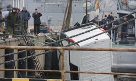 Uoste nuo krantinės į vandenį nuvažiavo automobilis