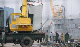 Uoste nuo krantinės į vandenį nuvažiavo automobilis