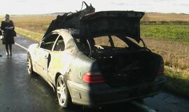 Kelyje Palanga-Klaipėda sudegė retas "Mercedes-Benz"