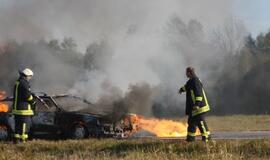 Kelyje Rietavas-Plungė sudegė automobilis