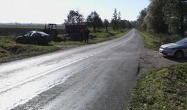 Netoli Priekulės - traktoriaus ir "Renault" avarija