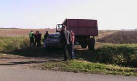 Netoli Priekulės - traktoriaus ir "Renault" avarija