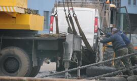 Uoste nuo krantinės į vandenį nuvažiavo automobilis