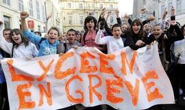 Prancūzijos studentai ir moksleiviai protestuoja prieš pensijų reformą