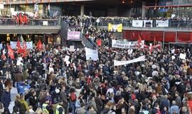 Tūkstančiai švedų Stokholme protestavo prieš rasizmą