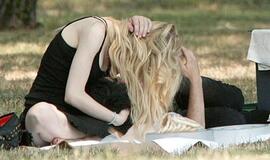 Už viešą lytinį aktą porelei skirta bauda