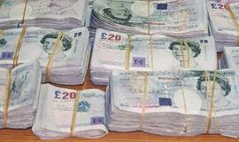 Britas ant automobilio stogo pamiršo 80 tūkst. svarų sterlingų