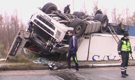 Iš perkėlos važiavusį vilkiką apvertė... mėsa