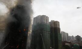 Per gaisrą dangoraižyje Šanchajuje mieste žuvo mažiausiai 42 žmonės