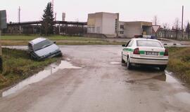 Į griovį įvažiavo neblaivus vairuotojas