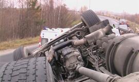 Klaipėdoje apvirto vilkikas su mėsos kroviniu