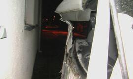 Liepų gatvėje krovininis automobilis trenkėsi į pastato sieną