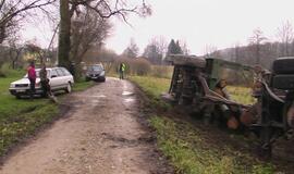 Klaipėdos rajone apvirto medieną vežęs sunkvežimis