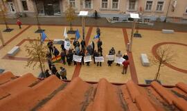 Mitingas prie "Vakarų ekspreso" redakcijos