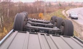 Klaipėdoje apvirto vilkikas su mėsos kroviniu