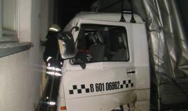 Liepų gatvėje krovininis automobilis trenkėsi į pastato sieną