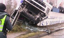 Klaipėdoje apvirto vilkikas su mėsos kroviniu