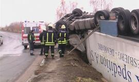 Klaipėdoje apvirto vilkikas su mėsos kroviniu