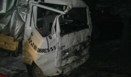 Liepų gatvėje krovininis automobilis trenkėsi į pastato sieną