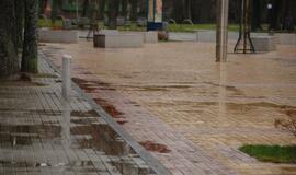 M. Mažvydo alėja Klaipėdoje skęsta lietaus vandenyje