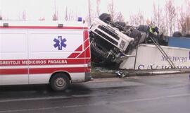 Klaipėdoje apvirto vilkikas su mėsos kroviniu