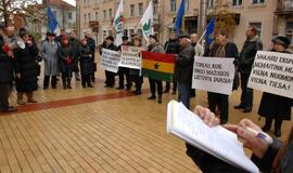 Mitingas prie "Vakarų ekspreso" redakcijos