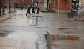 M. Mažvydo alėja Klaipėdoje skęsta lietaus vandenyje