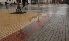 M. Mažvydo alėja Klaipėdoje skęsta lietaus vandenyje