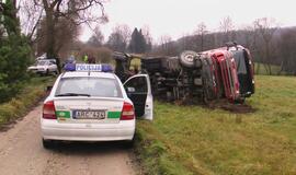 Klaipėdos rajone apvirto medieną vežęs sunkvežimis