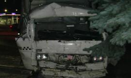 Liepų gatvėje krovininis automobilis trenkėsi į pastato sieną