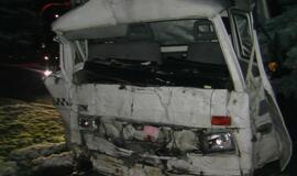 Liepų gatvėje krovininis automobilis trenkėsi į pastato sieną