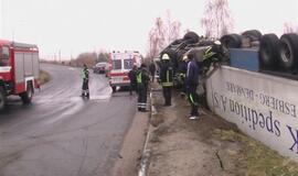 Klaipėdoje apvirto vilkikas su mėsos kroviniu