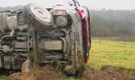 Klaipėdos rajone apvirto medieną vežęs sunkvežimis