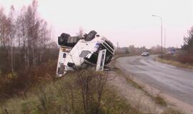 Klaipėdoje apvirto vilkikas su mėsos kroviniu