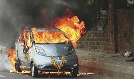 Pigumo burbulas subliuško: atšaukiami visi parduoti "Tata Nano" modeliai