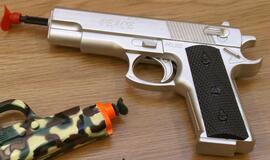 Plėšikas gatvėje grasino žaisliniu pistoletu