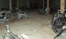 Vogti automobiliai buvo ardomi įmonės sandėliuose