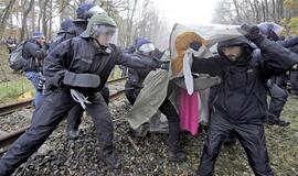 Vokiečių policija panaudojo jėgą prieš radioaktyvių medžiagų gabenimą protestuojančius aktyvistus