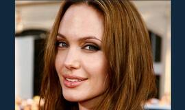 Angelina Jolie kurs papuošalų liniją