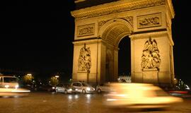 Elektromobiliai okupuos Paryžių "oranžinių dviračių" principu