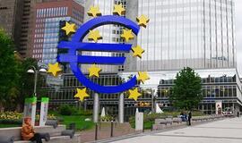 Euro zonai vis dar prognozuojamas lėtas ekonomikos atsigavimas